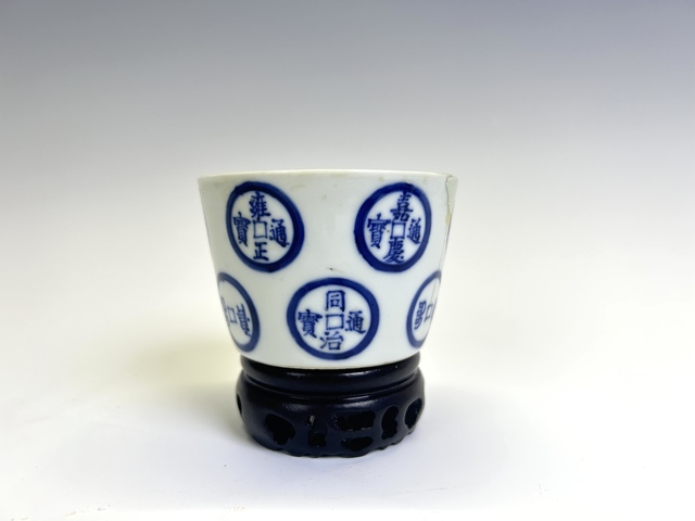 古玩陶瓷清晚期·青花通寶馬蹄杯拍賣,當前價格396元
