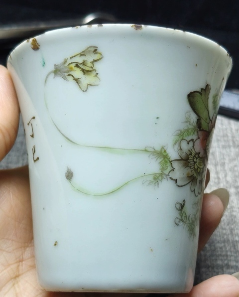 古玩陶瓷粉彩花卉紋馬蹄杯真品鑒賞圖