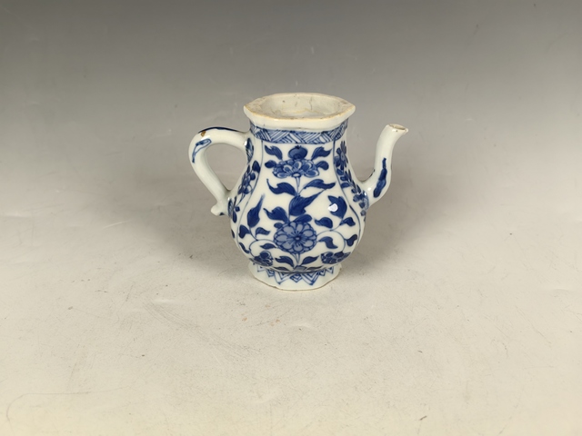 古玩陶瓷康熙花卉紋青花執(zhí)壺真品鑒賞圖