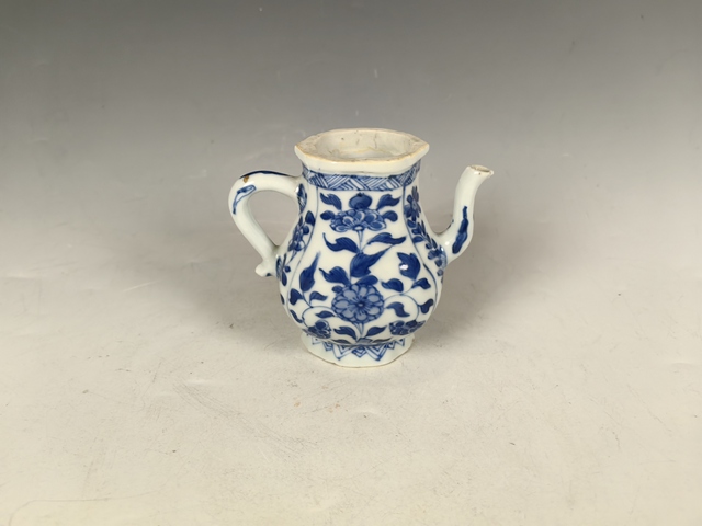 古玩陶瓷康熙花卉紋青花執(zhí)壺真品鑒賞圖
