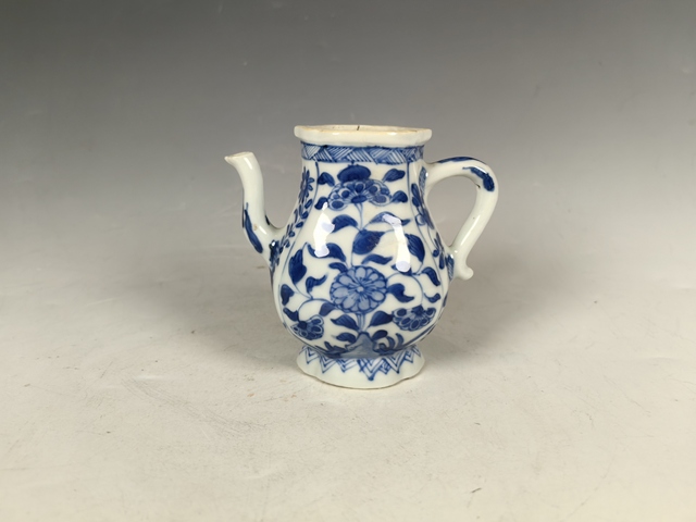 古玩陶瓷康熙花卉紋青花執(zhí)壺真品鑒賞圖