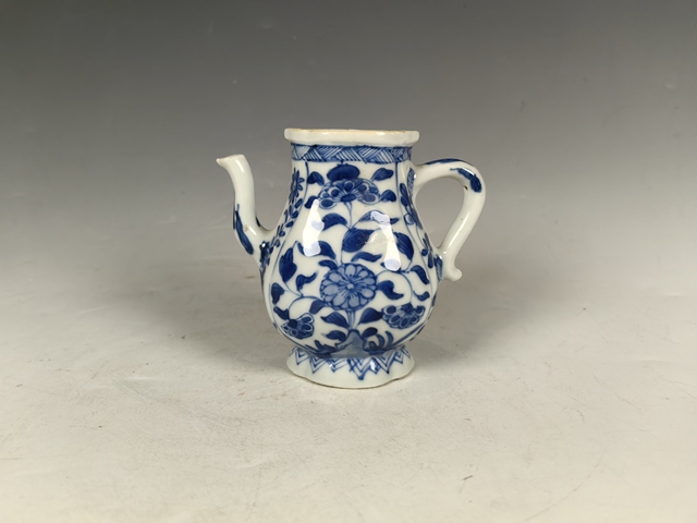 古玩陶瓷康熙花卉紋青花執(zhí)壺真品鑒賞圖