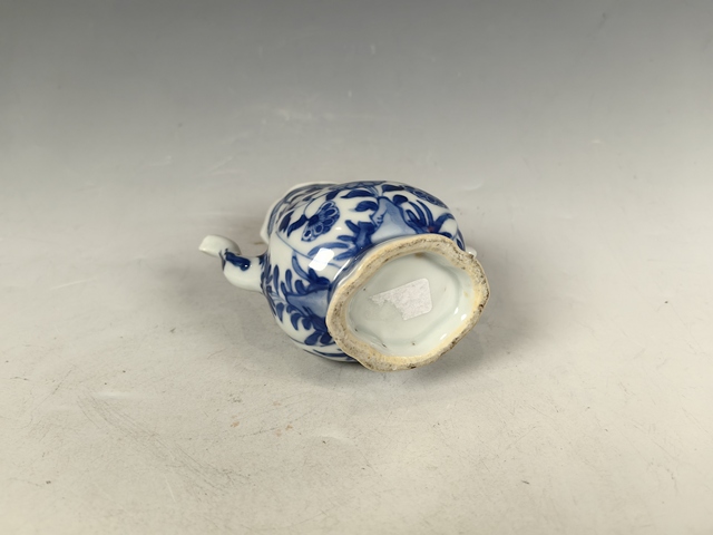 古玩陶瓷康熙花卉紋青花執(zhí)壺真品鑒賞圖