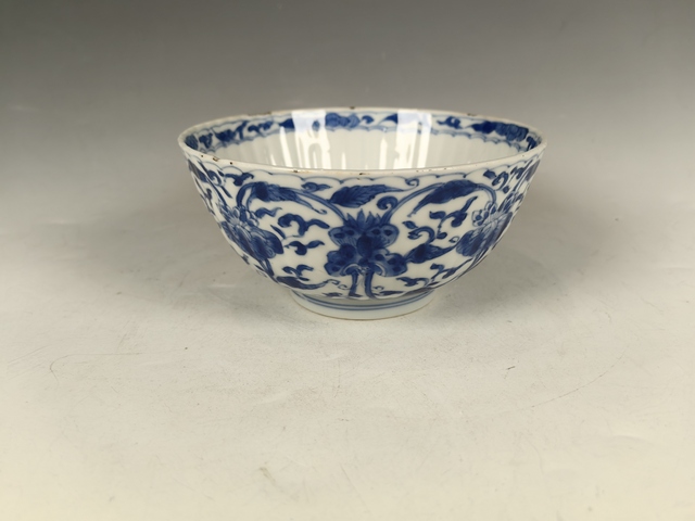 古玩陶瓷康熙纏枝蓮花卉紋青花瓜棱碗真品鑒賞圖