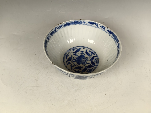 古玩陶瓷康熙纏枝蓮花卉紋青花瓜棱碗真品鑒賞圖