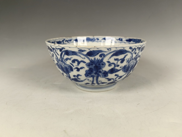 古玩陶瓷康熙纏枝蓮花卉紋青花瓜棱碗真品鑒賞圖