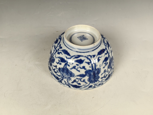 古玩陶瓷康熙纏枝蓮花卉紋青花瓜棱碗真品鑒賞圖