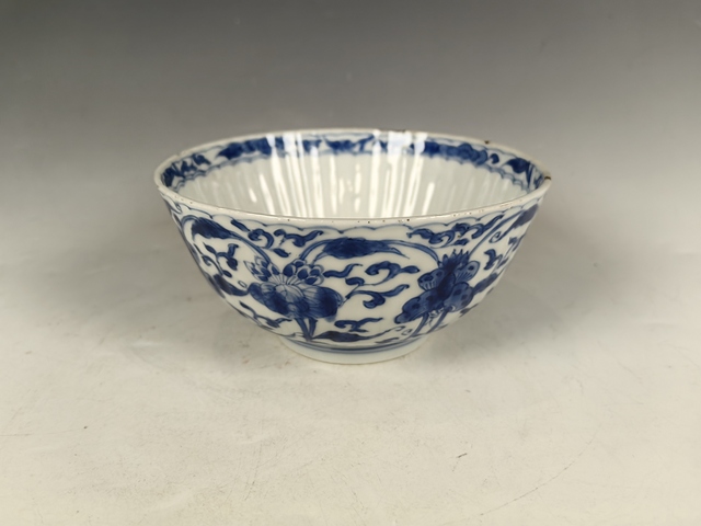 古玩陶瓷康熙纏枝蓮花卉紋青花瓜棱碗真品鑒賞圖