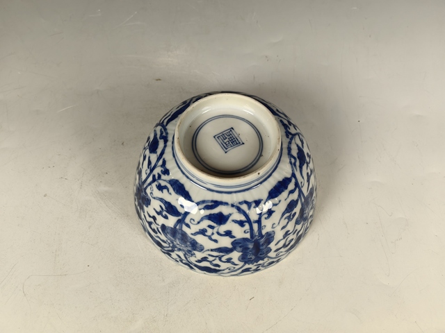 古玩陶瓷康熙纏枝蓮花卉紋青花瓜棱碗真品鑒賞圖