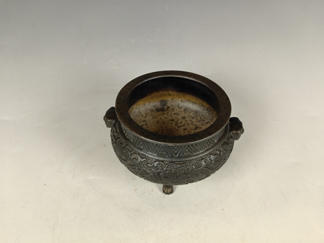 古玩陶瓷晚清民國仿古銅釉浮雕寶象花卉紋獸耳三足香爐真品鑒賞圖