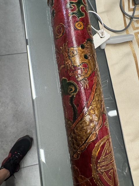 古玩雜項近代制作描云龍紋金漆畫筒真品鑒賞圖
