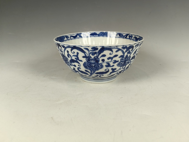 古玩陶瓷康熙纏枝蓮花卉紋青花瓜棱碗真品鑒賞圖