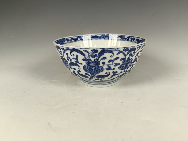古玩陶瓷康熙纏枝蓮花卉紋青花瓜棱碗真品鑒賞圖