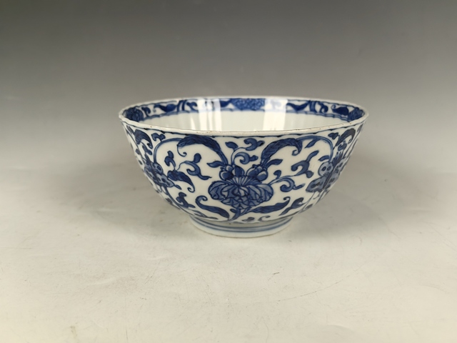 古玩陶瓷康熙纏枝蓮花卉紋青花瓜棱碗真品鑒賞圖