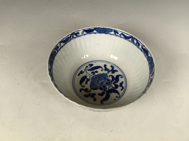 古玩陶瓷康熙纏枝蓮花卉紋青花瓜棱碗真品鑒賞圖