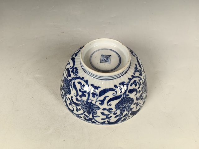 古玩陶瓷康熙纏枝蓮花卉紋青花瓜棱碗真品鑒賞圖