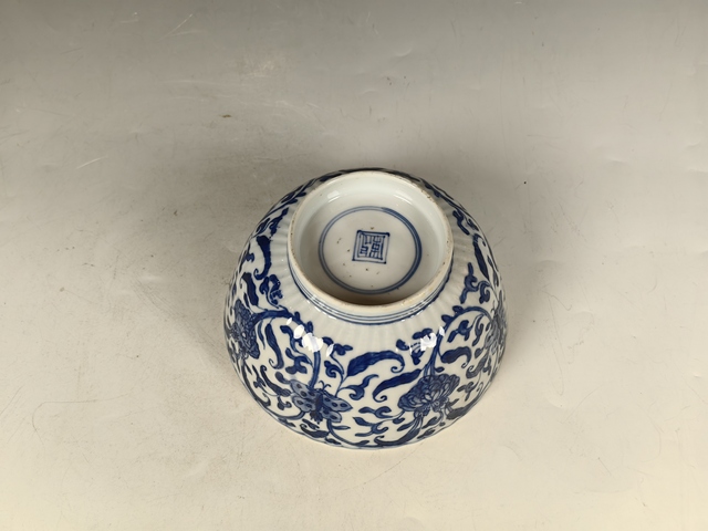 古玩陶瓷康熙纏枝蓮花卉紋青花瓜棱碗真品鑒賞圖