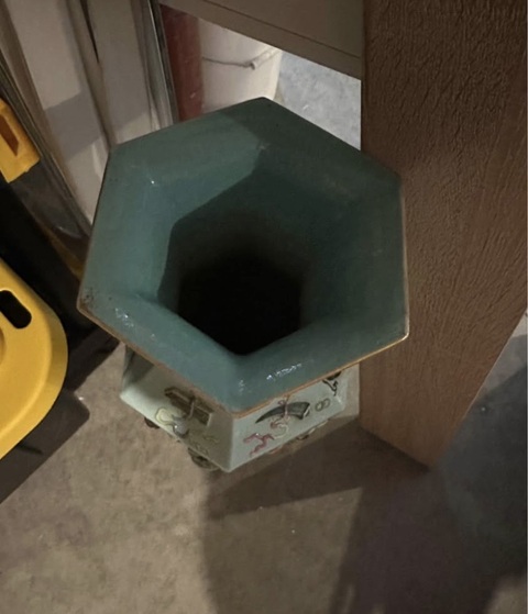 古玩陶瓷堆塑博古軋道紋六方瓶真品鑒賞圖