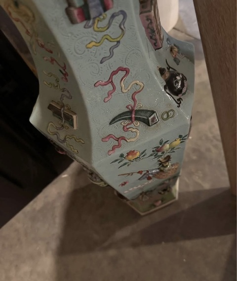 古玩陶瓷堆塑博古軋道紋六方瓶真品鑒賞圖