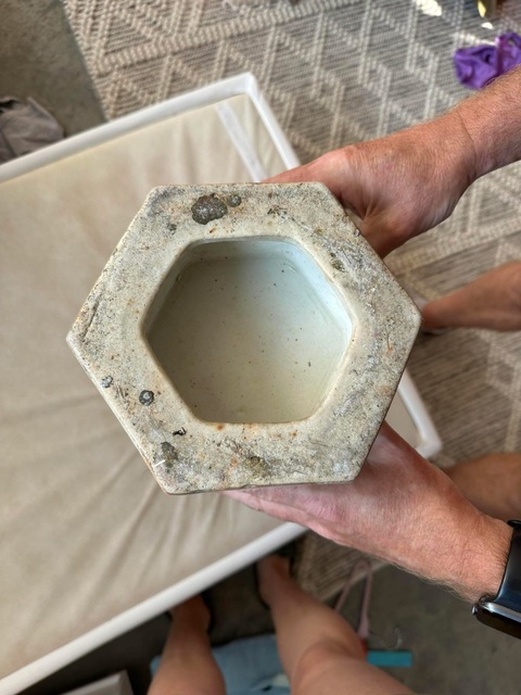 古玩陶瓷堆塑博古軋道紋六方瓶真品鑒賞圖