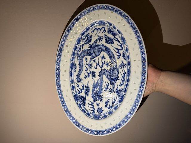 古玩陶瓷民窯精品·青花趕珠龍紋玲瓏折沿盤拍賣，當前價格3500元