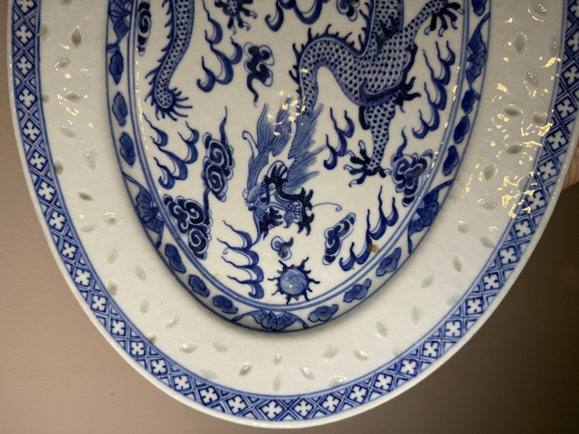 古玩陶瓷民窯精品·青花趕珠龍紋玲瓏折沿盤拍賣，當前價格3500元