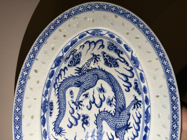 古玩陶瓷民窯精品·青花趕珠龍紋玲瓏折沿盤拍賣，當前價格3500元