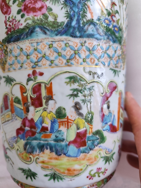 古玩陶瓷人物花鳥蝶紋廣彩瓶真品鑒賞圖
