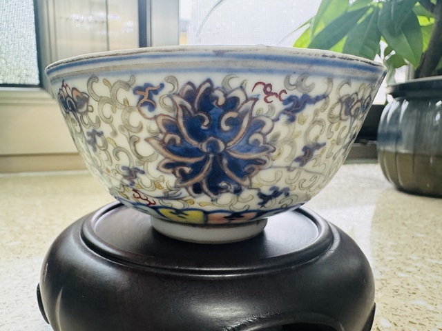 古玩陶瓷清光緒 青花五彩纏枝蓮紋碗真品鑒賞圖