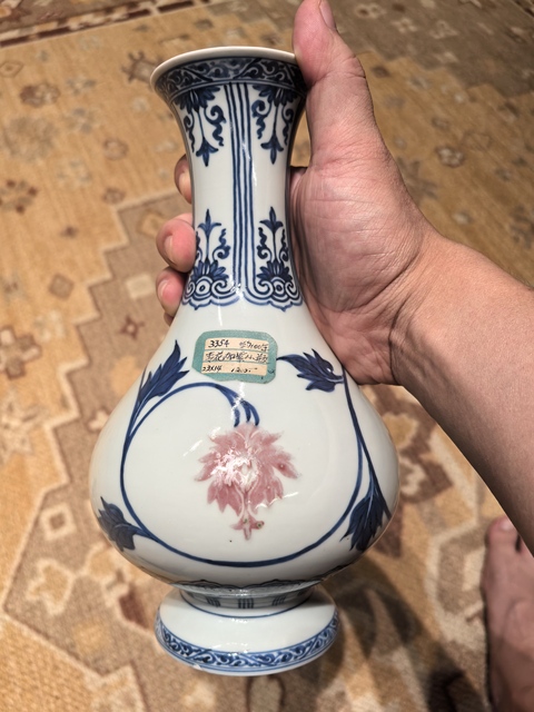 古玩陶瓷青花加紫花卉紋撇口瓶真品鑒賞圖