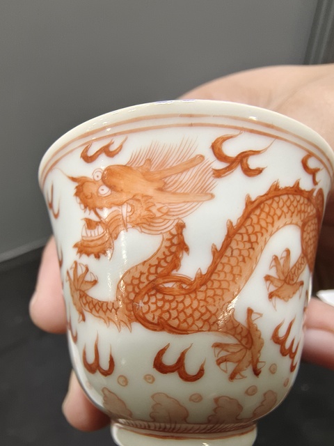 古玩陶瓷礬紅龍紋杯真品鑒賞圖