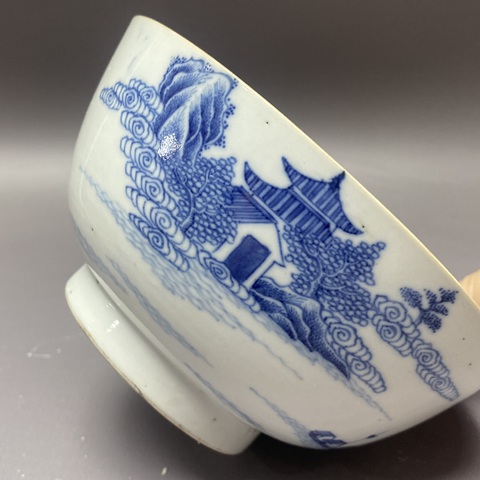 古玩陶瓷清乾隆·細路樓臺亭閣山水紋青花碗拍賣，當前價格3800元
