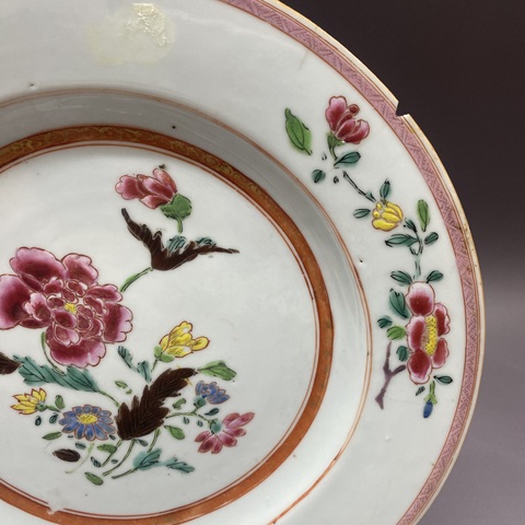 古玩陶瓷花卉紋粉彩盤真品鑒賞圖