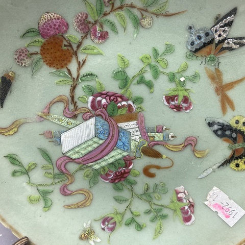 古玩陶瓷豆青釉花蝶紋廣彩盤真品鑒賞圖
