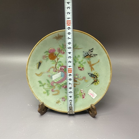 古玩陶瓷豆青釉花蝶紋廣彩盤真品鑒賞圖