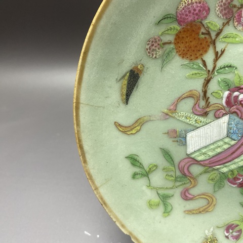 古玩陶瓷豆青釉花蝶紋廣彩盤真品鑒賞圖
