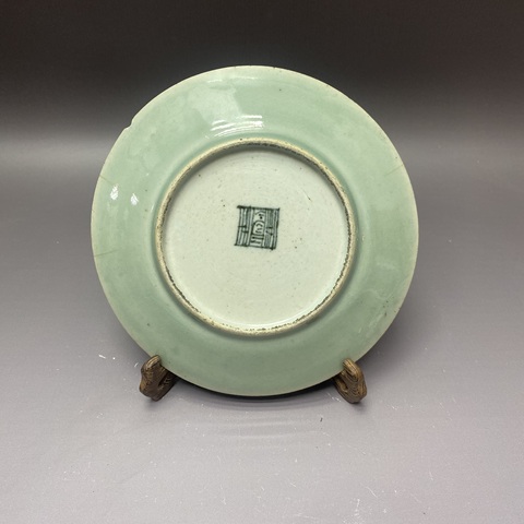 古玩陶瓷豆青釉花蝶紋廣彩盤真品鑒賞圖