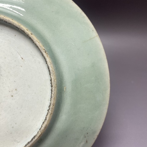 古玩陶瓷豆青釉花蝶紋廣彩盤真品鑒賞圖