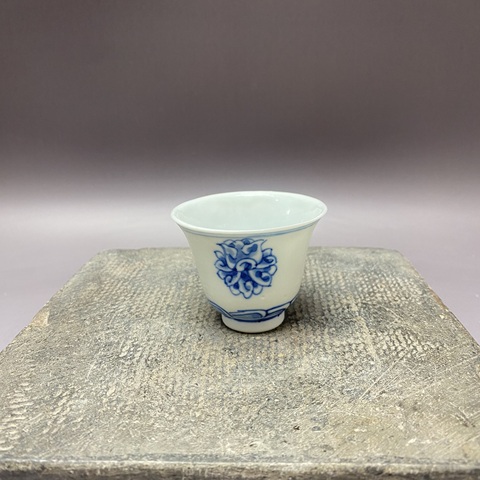 古玩陶瓷花卉紋青花杯真品鑒賞圖