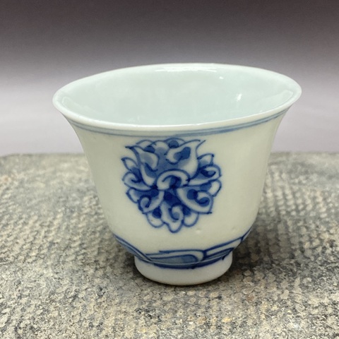 古玩陶瓷花卉紋青花杯真品鑒賞圖
