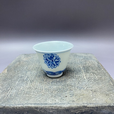古玩陶瓷花卉紋青花杯真品鑒賞圖