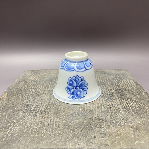 古玩陶瓷花卉紋青花杯真品鑒賞圖