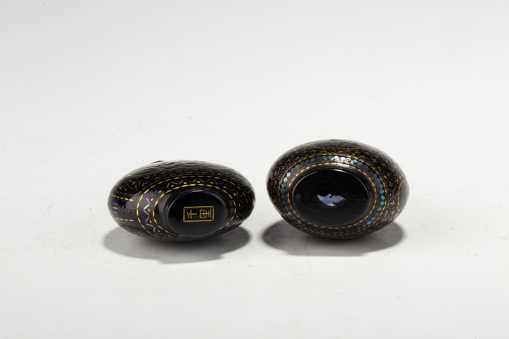 古玩雜項(xiàng)·木漆金鑲螺鈿花卉紋鼻煙壺一對(duì)
真品鑒賞圖
