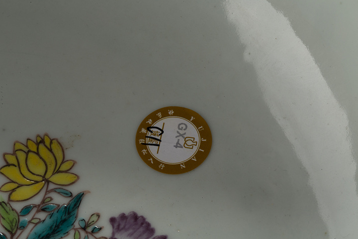 古玩陶瓷清乾隆·廣彩描金錦地開窗滿大人潘趣碗
真品鑒賞圖