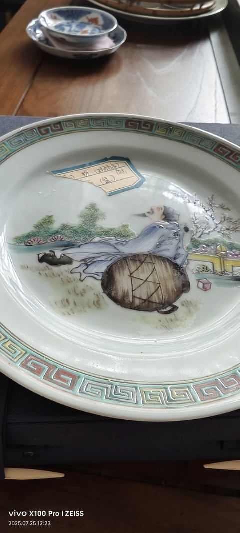 古玩陶瓷粉彩人物盤真品鑒賞圖