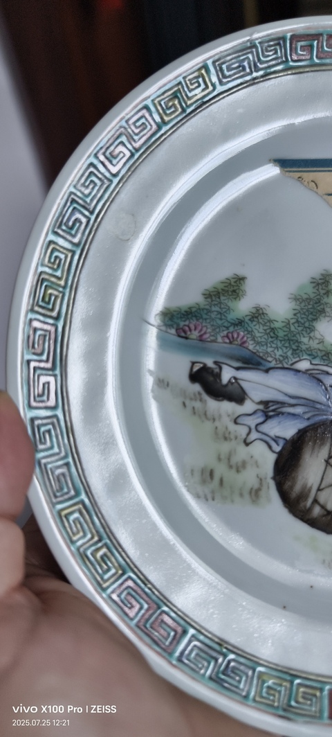 古玩陶瓷粉彩人物盤真品鑒賞圖