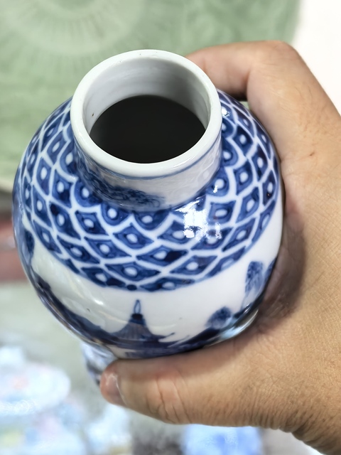 古玩陶瓷青花山水人物紋雞腿瓶真品鑒賞圖