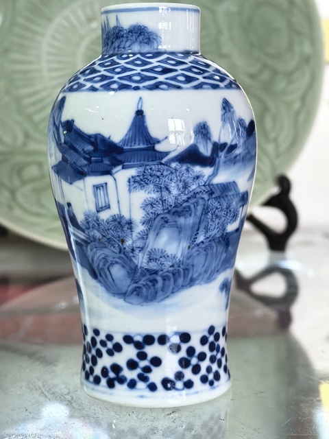 古玩陶瓷青花山水人物紋雞腿瓶真品鑒賞圖