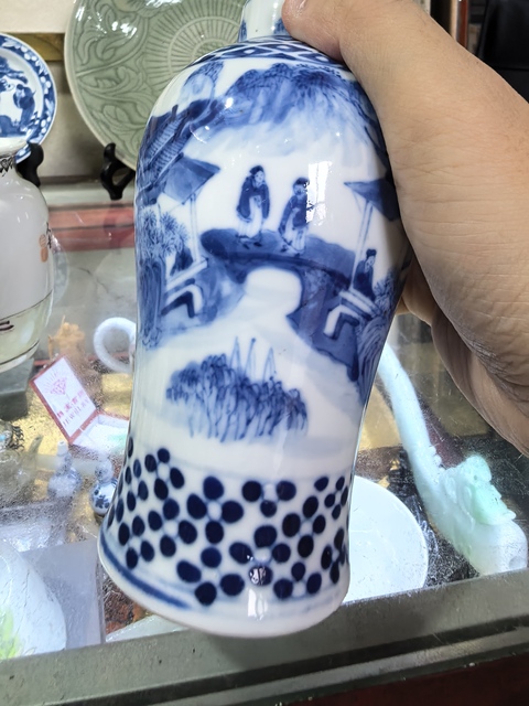 古玩陶瓷青花山水人物紋雞腿瓶真品鑒賞圖