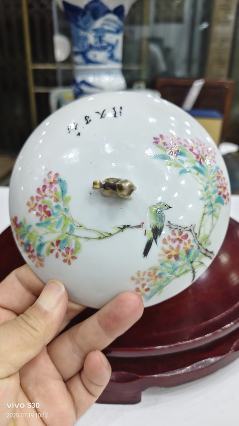 古玩陶瓷淺絳彩花鳥紋蓋罐真品鑒賞圖